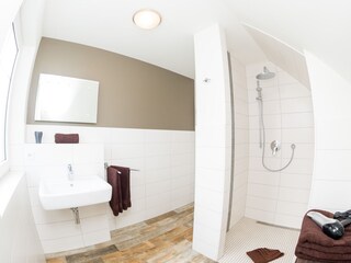 2. Badezimmer mit ebenerdiger Dusche