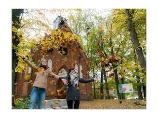 Herbstzauber an der Kirche im Ostseebad Boltenhagen