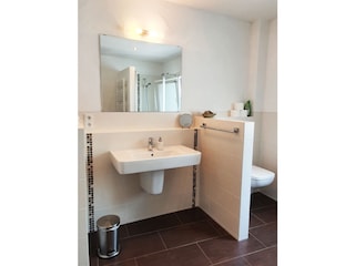 Bad mit Dusche und WC