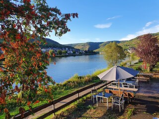 Weinlounge Hallenbach direkt am Wasser