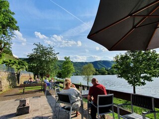 Weinlounge Hallenbach am Moselufer