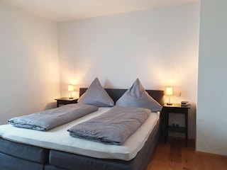 Großes Doppelbett 180x200