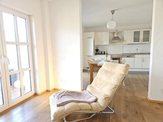 mit Durchgang zur offenen Küche