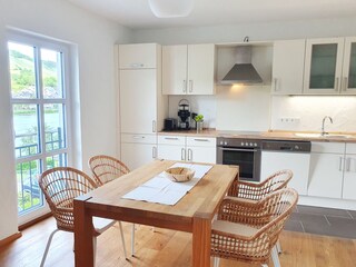 Küche mit Essplatz und Moselblick