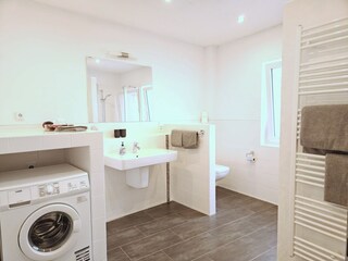 Bad mit Waschmaschine und großer Dusche