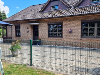 Hausansicht mit Terrasse