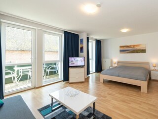 Wohnzimmer mit Balkon