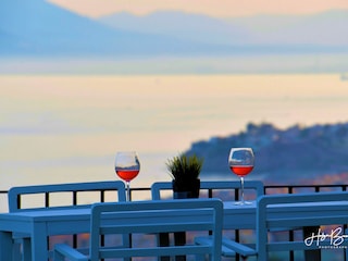 Aussentische mit Sicht auf die Bucht von Málaga