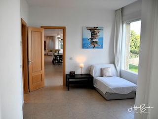 Chaiselongue im Schlafzimmer mit Meerblick