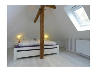 Muschel Whg. Schildkröte - helles Schlafzimmer mit Doppelbett und offenen Balke