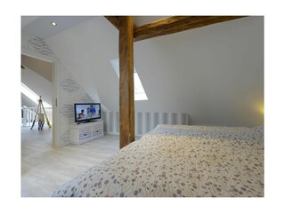 Muschel Whg. Schildkröte - helles Schlafzimmer mit Doppelbett und offenen Balke