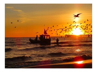 Fischerboot bei Sonnenaufgang