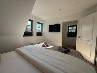 Schlafzimmer 2 mit Ankleide und TV