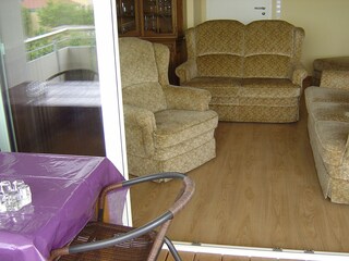 Wohnzimmer mit überdachtem großen Balkon
