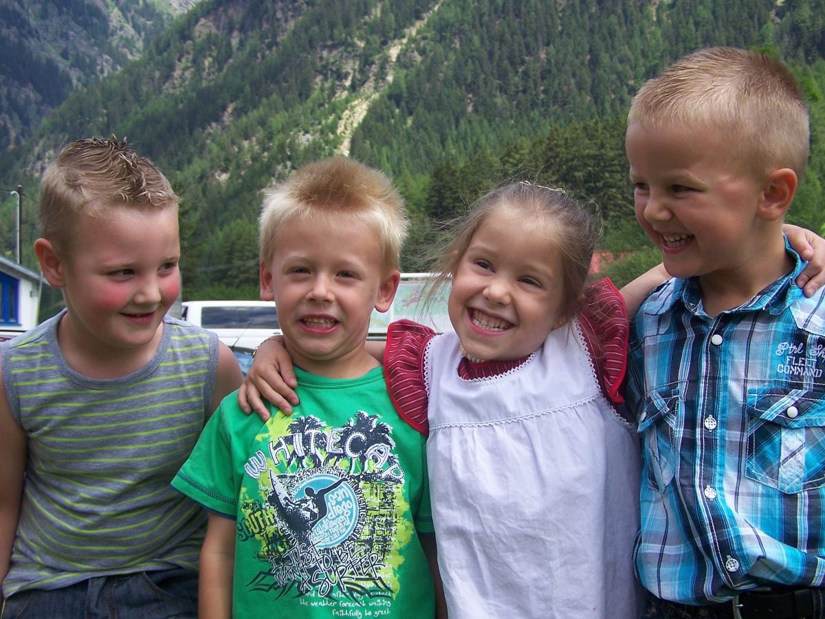 lachende Kinder im Apartment ALBIN