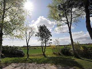 Endloser Blick aus dem Garten in die Natur