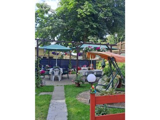 Terrasse mit Hollywoodschaukel im Garten