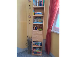 Spiele und Bücherregal im Hausaufgang