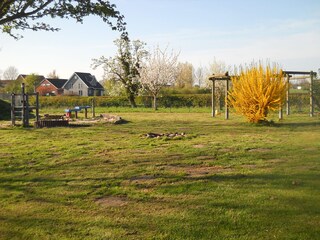 Blick auf den weitläufigen Spielplatz