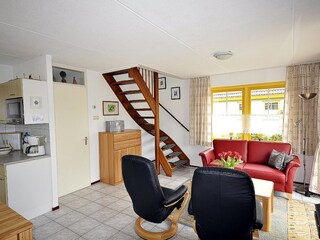 Wohnzimmer mit Treppe