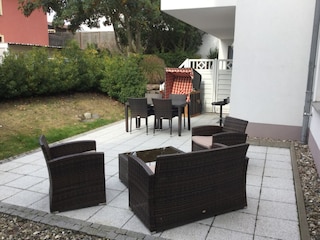 Terrasse mit Sitzgruppe, Esstisch und Strandkorb