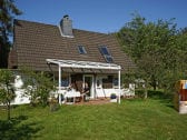 Terrasse mit Sitzplatz und Eingang