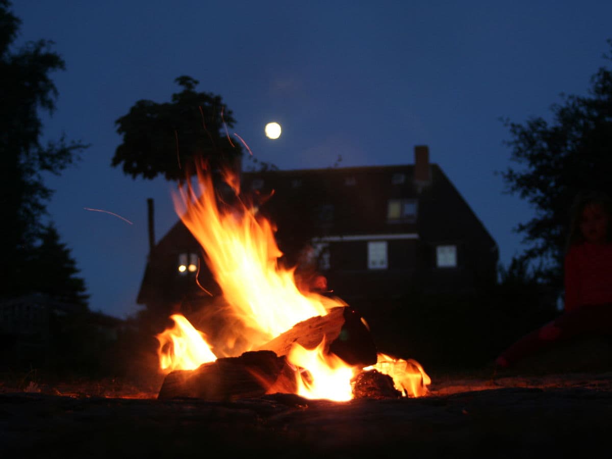 Lagerfeuer im Kapitänshaus-Inselgarten.