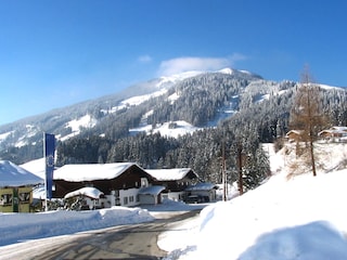 Zufahrt und Blick auf die Resterhöhe