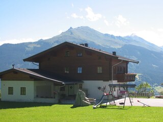 Haus mit Spielplatz