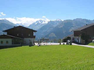 Häuser mit Blick auf die Hohen Tauern