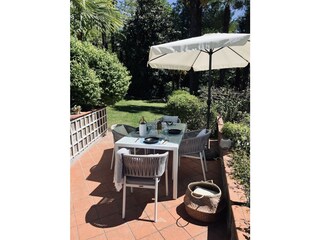 Terrasse mit Esstisch und Sonnenschirm