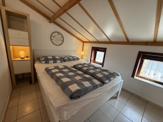 160 x 200 cm großes Bett im EG