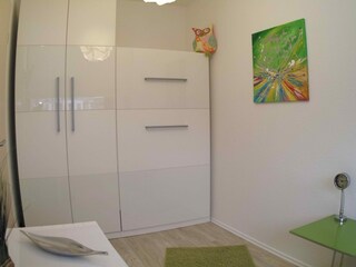 2. Schlafzimmer mit hochwertigem Schrankbett