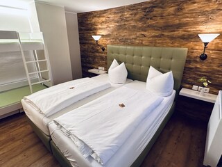 Schlafzimmer mit Doppelbett