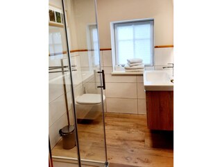 modern gestaltetes Badezimmer mit Fenster