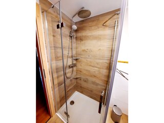 bodentiefe Regenschauer-Dusche