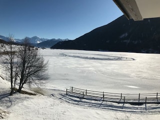 zugefrorener See im Winter
