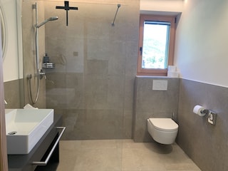 Badezimmer mit Dusche/WC, Bidet, Kosmetikspiegel, Föhn,