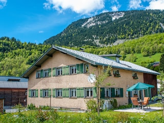 Aussenansicht des Hauses mit Terrasse