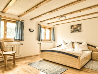Schlafzimmer mit Doppelbett
