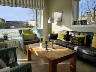 Lichtdurchflutetes Wohnzimmer mit Blick zum Meer