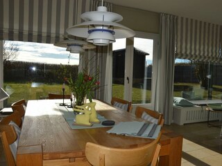 Essen mit Blick in den Garten