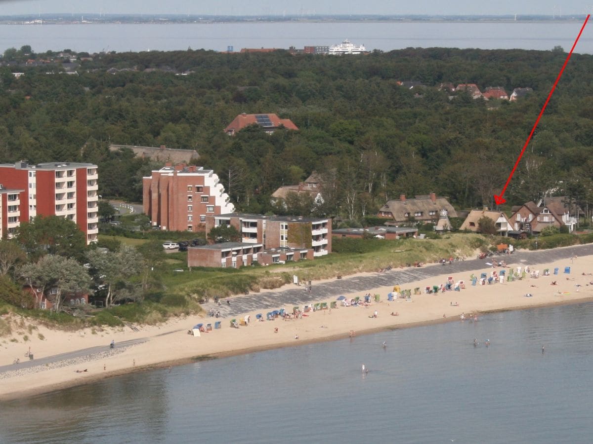 Blick aus der Luft auf das Haus (siehe roter Pfeil)