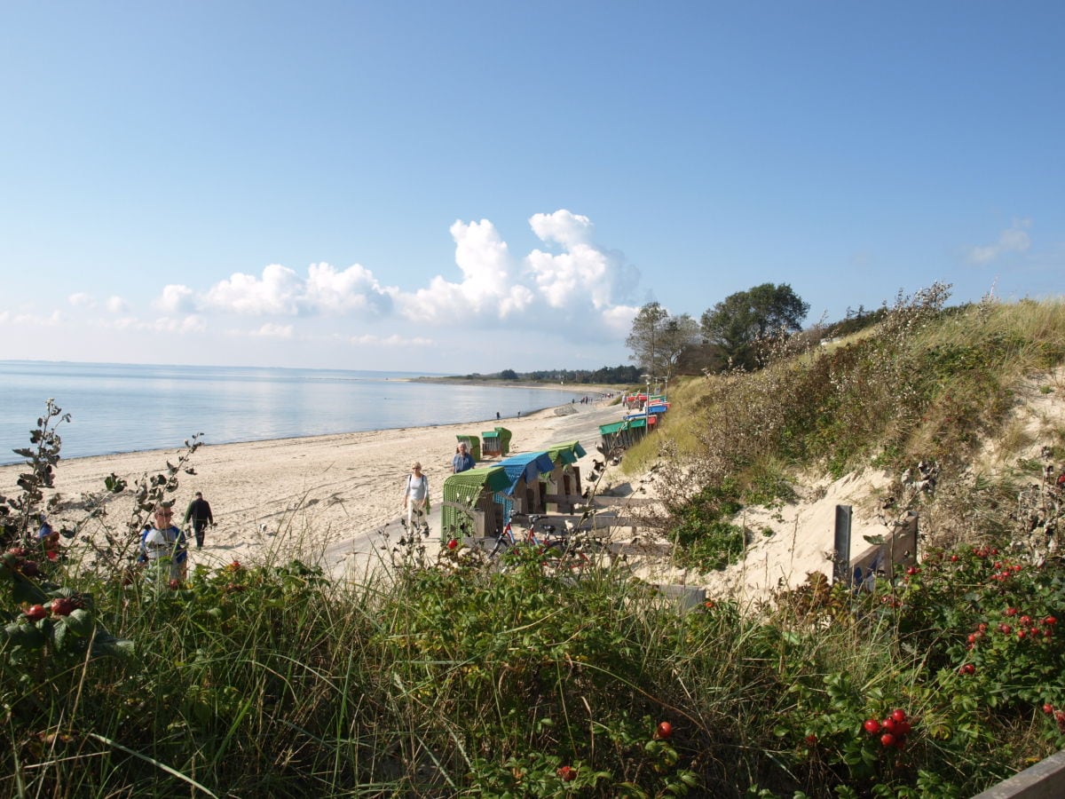 Blick vom Badehaus auf den Strand und das Meer