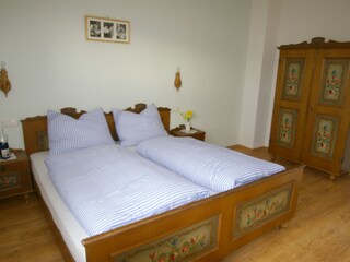 Schlafzimmer mit kleinen Fernseher