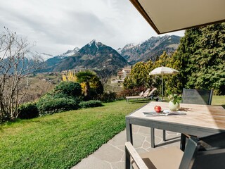Garten mit traumhaftem Ausblick auf die Berge