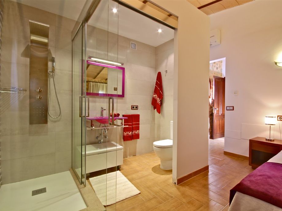 Natursteinfinca sol y vent, sant joan, mallorca, balearen, spanien ... Badezimmer am schlafzimmer