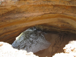 von oben ein Blick in die Grotte