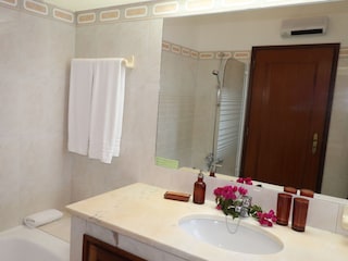 Bad en suite zum 1. Schlafzimmer mit Badewanne