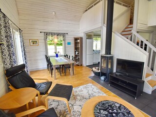 Wohnbereich mit Kamin und deutschem Sat-TV